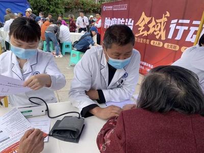 腫瘤防治，全域行動(dòng)——重慶全域腫瘤醫(yī)院“腫瘤防治宣傳周”第三場(chǎng)義診龍都廣場(chǎng)啟動(dòng)